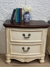 Load image into Gallery viewer, Pair of Vintage White Thomasville Nightstands