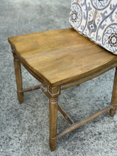 Load image into Gallery viewer, Pottery Barn Round Table with 4 chairs