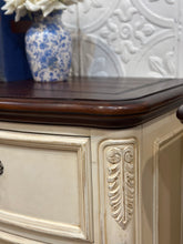 Load image into Gallery viewer, Pair of Vintage White Thomasville Nightstands