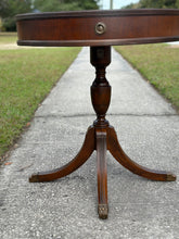 Load image into Gallery viewer, Vintage Duncan Phyfe Round Table