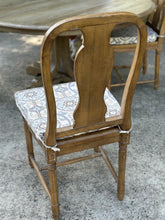 Load image into Gallery viewer, Pottery Barn Round Table with 4 chairs