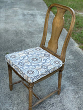 Load image into Gallery viewer, Pottery Barn Round Table with 4 chairs
