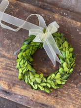 Load image into Gallery viewer, Boxwood Wreath